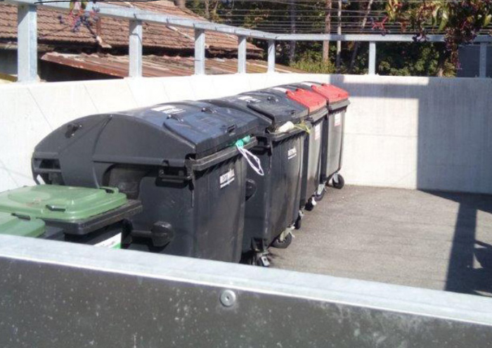 Großraumtonnen an einem Müllsammelplatz