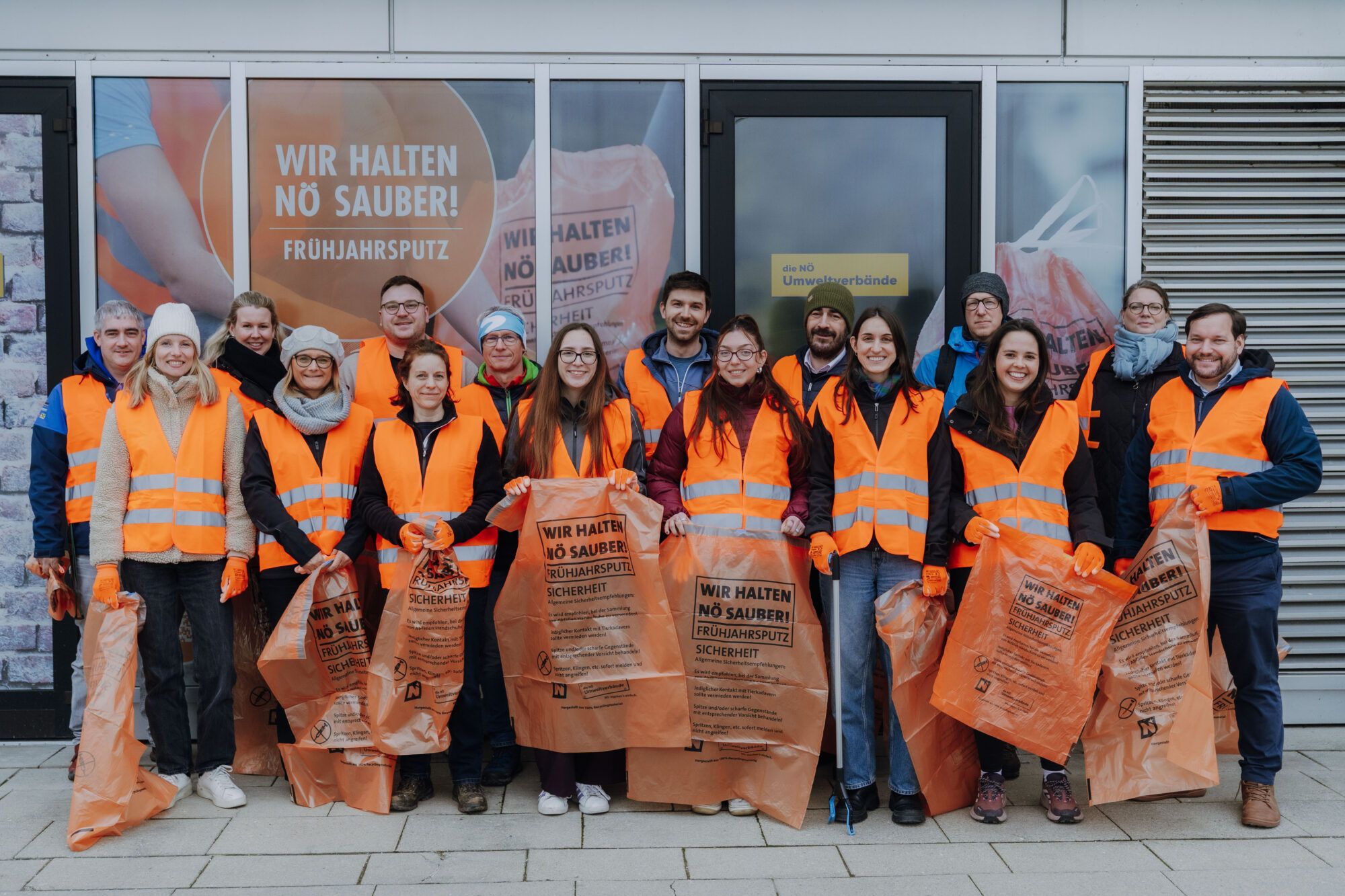 Gruppenbild der Startaktion im Regierungsviertel in St. P&ouml;lten beim ersten Fr&uuml;hjahrsputz 2026.